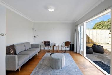 Bach on Pitau - Mt Maunganui Holiday Home