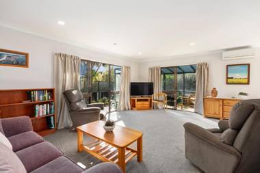 Valley Vacay - Mt Maunganui Holiday Home