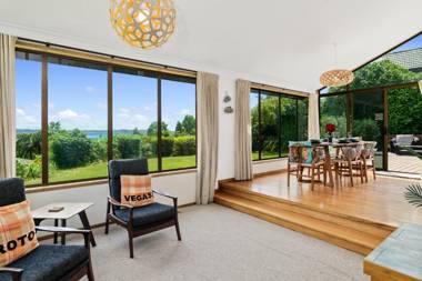 The Bird House - Kawaha Point Rotorua. Stylish six bedroom home with space views and relaxed atmosphere