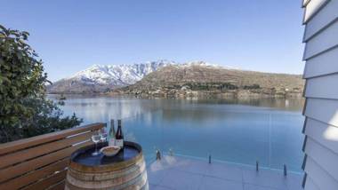 Kohanga Luxury Lakeside Villa by Amazing Accom