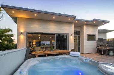 Lakefront Luxury by Amazing Accom