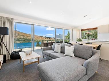 Remarkable Views on Goldrush Way - Queenstown Holiday Home
