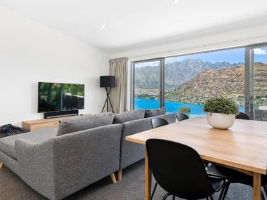 Remarkable Views on Goldrush Way - Queenstown Holiday Home