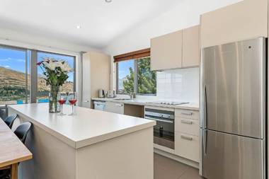 Remarkable Views on Goldrush Way - Queenstown Holiday Home