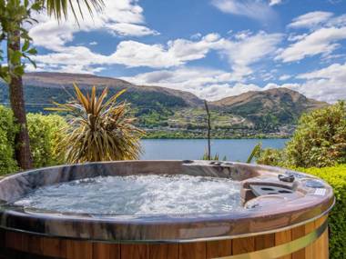 Sunny Lakeview Villa