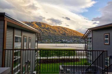 Lakefront Marina Apartment