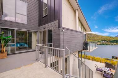 Queenstown Lake Views - Upstairs Apartment