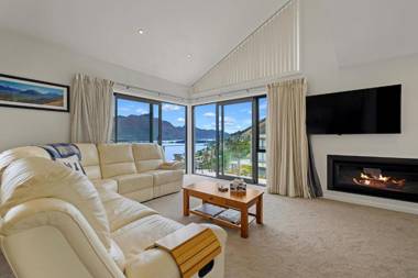 Queenstown Lake Views - Upstairs Apartment