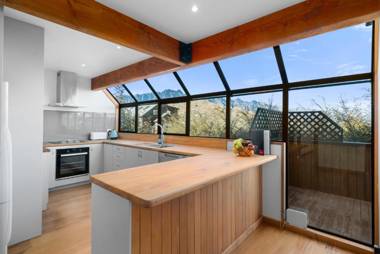 Fantail on Goldleaf - Queenstown Holiday Home