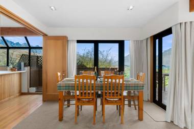 Fantail on Goldleaf - Queenstown Holiday Home