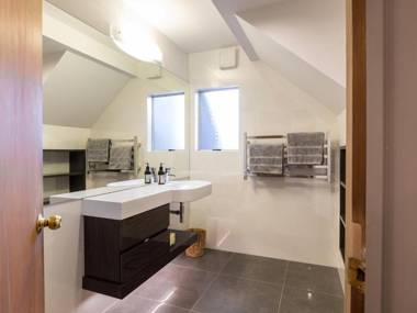 Wakatipu Views - Queenstown Holiday Home