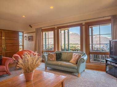 McAlister House - Queenstown Holiday Home