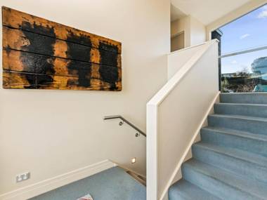 Lake Views on Yewlett - Queenstown Holiday Home