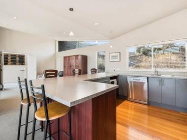 Lake Views on Yewlett - Queenstown Holiday Home