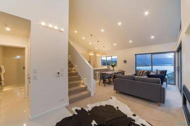 Bluewater Queenstown - Stunning Lake Views