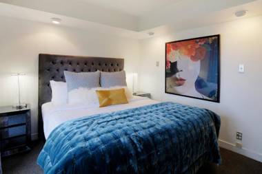 TAHUNA LAKEFRONT LUXURY Central Location