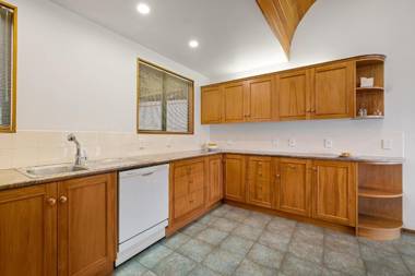 Huge Lakefront Delight - Queenstown Holiday Home