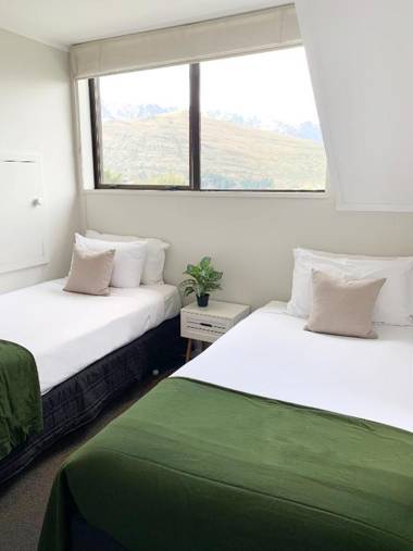 4 bedroom home unlimited wifi fantastic lake views with private balcony