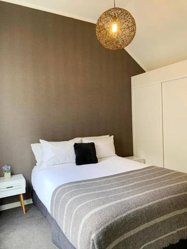 4 bedroom home unlimited wifi fantastic lake views with private balcony