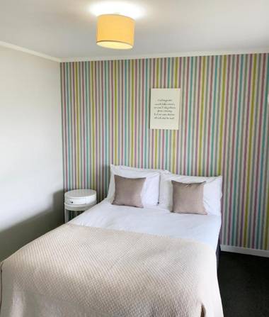 4 bedroom home unlimited wifi fantastic lake views with private balcony