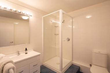 Lakefront Living - Exquisite Views - 4 Bedrooms