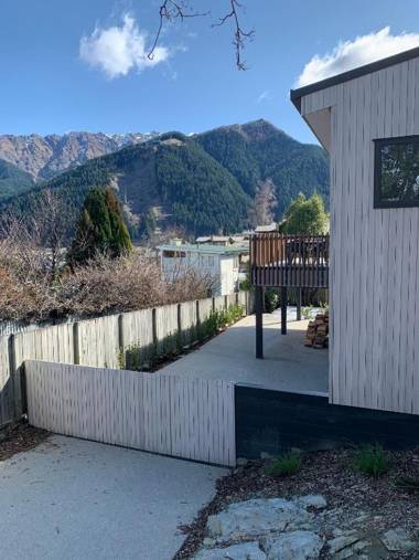 Central Southern Lakes - Queenstown Holiday Home