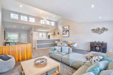 Central Water Views - Queentown Holiday Townhouse