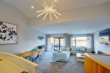 Central Water Views - Queentown Holiday Townhouse