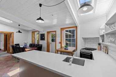 Historic Stonehouse & Alley Cottage - Sleeps 14 with spa pool