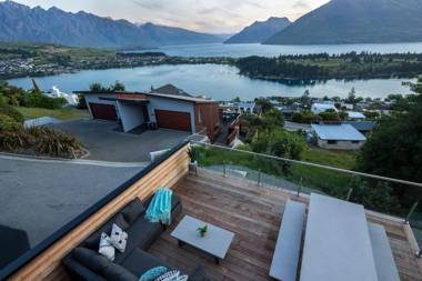 Highlands Lake Apt- Stunning Lake and Mountain Views!