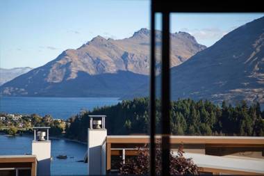 Remarkable Villa- Stunning Lake and Mountain Views