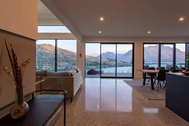 Sky Villa 1B Luxurious Villa- Stunning Lake Views!