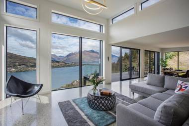 Sky Villa 1B Luxurious Villa- Stunning Lake Views!