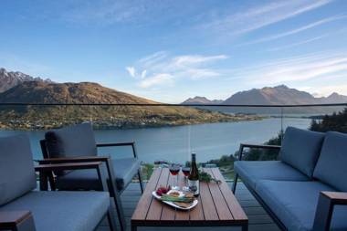 Sky Villa 1B Luxurious Villa- Stunning Lake Views!