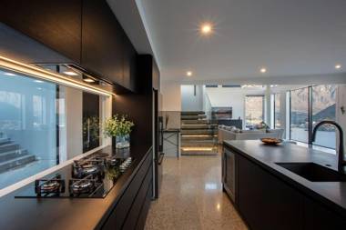 Sky Villa 1B Luxurious Villa- Stunning Lake Views!