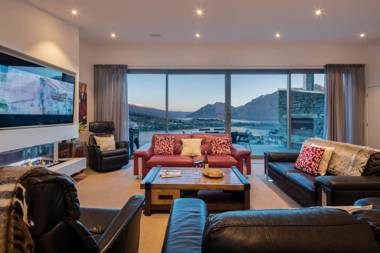 Luxury Alpine Dream Home-Hot Tub & Lake Views!