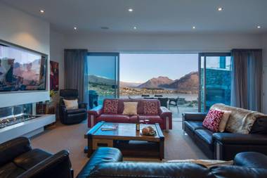 Luxury Alpine Dream Home-Hot Tub & Lake Views!