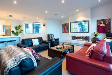 Luxury Alpine Dream Home-Hot Tub & Lake Views!