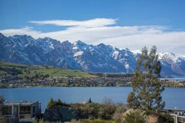 Luxury Lake Views ModernPrivateWalk to town