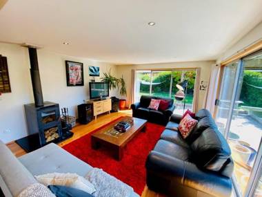 Private Villa Devine views short drive to town or ski fields