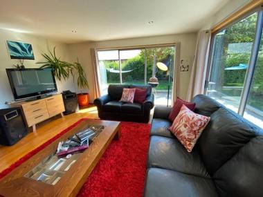 Private Villa Devine views short drive to town or ski fields