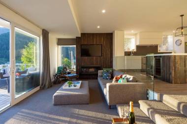 Luxury Hillside Villa Epic Lake Views Walk to Town