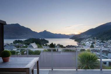 Luxury Hillside Villa Epic Lake Views Walk to Town