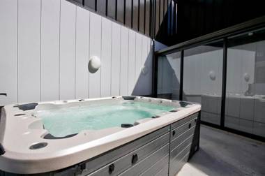 A Luxury apartment central QT with spa and gym