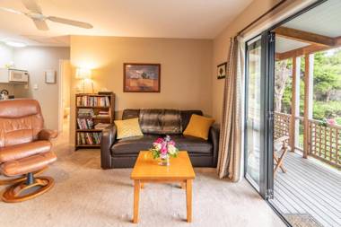 Overton Cottage - Akaroa Holiday Home