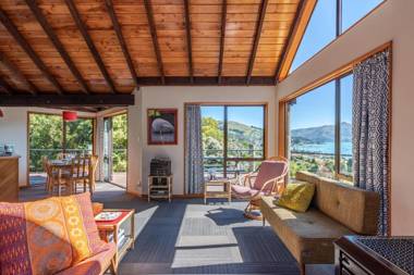 The Tree House - Akaroa Holiday Home