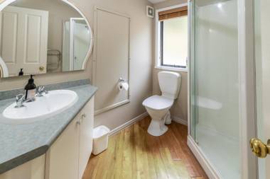 Fantail Cottage with Sea Views - Akaroa Holiday Home