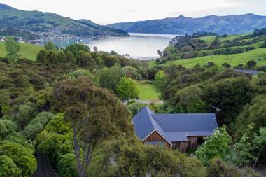 Fantail Cottage with Sea Views - Akaroa Holiday Home
