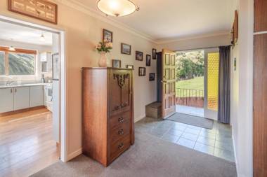 Hilltop Haven - Akaroa Holiday Home