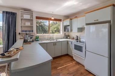 Hilltop Haven - Akaroa Holiday Home